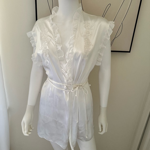 Intimo Cream Ruffled Kimono - Picture 10 of 10
